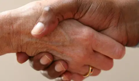 Het begint allemaal met handjes schudden
