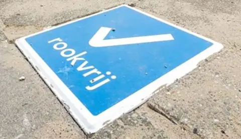 Vraag een stoeptegel ‘Rookvrije zone’ aan
